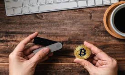 

USDT泰达币APP钱包的全面解析：如何安全、高效地管理你的数字资产

关键词

泰达币, USDT钱包, 数字资产, 加密货币

---

一、USDT泰达币及其重要性

USDT（Tether）作为一种稳定币，通过锚定法定货币（主要是美元）来保持其价值稳定，近年来受到了广泛的关注。USDT这种稳定币为加密货币市场引入了法定货币的价格稳定性，使其在数字资产的交易、储存以及日常支付中变得尤为重要。

USDT的出现使得加密货币交易者能够更方便地在不同的加密货币之间进行交易，同时降低了市场波动所带来的风险。其在交易所中的使用频率不断上升，成为加密市场中流通的一种重要代币。

除了在交易中使用，USDT还被广泛应用于去中心化金融（DeFi）项目、跨境支付等领域，进一步提升了它的实际价值。为了更高效和安全地管理USDT，选择一款优秀的APP钱包势在必行。

二、USDT钱包的基本概念

钱包是存储和管理加密货币的工具，USDT钱包则专门用于存储和交易USDT。根据持有的私钥和公钥的不同，钱包分为热钱包和冷钱包两种类型。

热钱包是指在线连接到互联网的钱包，可以方便地进行交易，但是相对而言安全性较低；而冷钱包则是离线存储的设备，安全性高，但不够方便。因此，在选择USDT钱包时，用户需要根据自己的使用需求，选择适合的类型。

三、选择合适的USDT钱包

在市场上，有多种USDT钱包提供不同的功能。选择合适的USDT钱包需要考虑以下几个要素：

ul
    li安全性：确保钱包提供多重安全保护，例如二次验证、冷存储等功能。/li
    li用户体验：界面友好、操作简便的钱包能提升用户的操作效率和体验感。/li
    li支持的资产种类：多币种支持的钱包能让用户更便捷地管理不同的数字资产。/li
    li交易费用：了解钱包在交易时的费用结构，选择相对划算的选项。/li
/ul

四、USDT钱包的应用场景

USDT钱包有多种应用场景，包括日常消费、交易投资以及跨境转账等。首先，在日常消费中，越来越多的商家开始接受USDT作为支付手段，用户可以通过钱包进行快速支付。

其次，在交易投资中，用户可以通过USDT钱包进行快速的资产转换，利用市场价格波动进行套利。在这种情况下，选择一款速度快、安全性高的APP钱包显得尤为重要。

最后，USDT在跨境转账中也展现了其独特优势。相比传统的跨境支付方式，使用USDT进行转账不仅速度快，而且手续费相对更低，使得跨境交易更加灵活高效。

五、可能相关的问题及详细解答

问题1：如何确保USDT钱包的安全性？

在加密货币投资领域，安全性是用户最为关注的问题之一。确保USDT钱包安全的关键在于以下几个方面：

1.选择信誉良好的钱包：在选择USDT钱包时，应优先考虑那些口碑良好、经验丰富的相关产品。查阅用户评论与评价，有助于做出更明智的选择。

2.启用多重身份验证：多重身份验证是一种有效的保护手段，即使你的账号被盗取，黑客也很难获得访问权限。选用可提供这一功能的钱包，将大大提高安全性。

3.定期更新钱包软件：确保你所使用的USDT钱包始终是最新版本，以避免因为软件漏洞而造成的安全风险。定期关注钱包开发者发布的安全更新也是一项重要工作。

4.备份私钥和助记词：确保每个用户都有备份其私钥和助记词。私钥是你访问和控制数字资产的唯一途径，丢失私钥可能会导致资金不可恢复。

5.避免公共网络交易：使用公共Wi-Fi时，尽量避免进行任何涉及资金交易的操作，建议使用VPN保护信息安全。此外，在账户中启用交易通知，让你能及时发现异常交易。

问题2：USDTAPP钱包的使用技巧有哪些？

使用USDT APP钱包时，掌握一些技巧将有助于提升使用效率和用户体验：

1. 快速存取：许多APP钱包支持指纹识别或面部识别等功能，激活了这类功能后，不仅能提高钱包的访问速度，还能增强其安全性，方便用户在需要时快速取用资金。

2. 分配资金：将资金合理分配到不同的账户中，比如日常消费和投资等，使得资金的使用更加高效。可以在APP上创建不同的“子钱包”以分配资金。

3. 及时查看市场行情：使用钱包时，利用内部功能查看USDT的市场行情，以便做出相应的投资决策。一些钱包提供实时价格提醒功能，设置好能帮助用户把握市场机会。

4. 多币种管理：如果你持有多种加密货币，那选择一个支持多币种的钱包是个好主意。这样，用户就可以在一个平台上管理不同的数字资产，进一步提高管理效率。

5. 参与社区交流：许多钱包都有自己的用户社区，加入其中能够获得其他资深用户的使用经验和技巧，同时也能了解到新功能，进一步提高使用体验。

问题3：如何选择适合自己的USDT钱包？

选择USDT钱包时，用户应充分考虑自身需求和市场状况：

1. 考虑日常使用需不需要频繁交易：如果你平时需要频繁交易，选择一款快速响应的APP钱包将是明智的选择。测试不同APP的速度和用户体验，寻找最适合你的钱包。

2. 评估安全性需求：如果你持有大量USDT或其他加密资产，对钱包的安全性要求应更为严苛。可以选择支持硬件冷存储的钱包，以保证你的资产安全。

3. 比较钱包费用：不同钱包对交易费用和存储费用的收费标准不同，比较这些费用能帮助你降低使用成本。在选择前，务必查看其隐性收费。

4. 调查平台服务：良好的客户服务可以在你遇到问题时，提供及时有效的帮助。选择那些响应迅速、客服质量高的平台，将大大提升你的使用体验。

5. 查看用户评价：通过各大社区和社交媒体，查阅钱包的用户评价，以及开发者的更新日志，了解平台的安全性以及社区的反馈，做出全面的选择。

---

在这期内容中，我们探讨了USDT泰达币APP钱包的重要性、选择标准以及在管理和使用上需注意的事项。通过了解这些内容，相信读者能够更加高效和安全地管理自己的数字资产。尽管虚拟货币有着不小的波动风险，但通过有效的工具与方法，能将这些风险降到最低。希望大家都能在数字资产的世界中，找到最适合自己的管理方式。